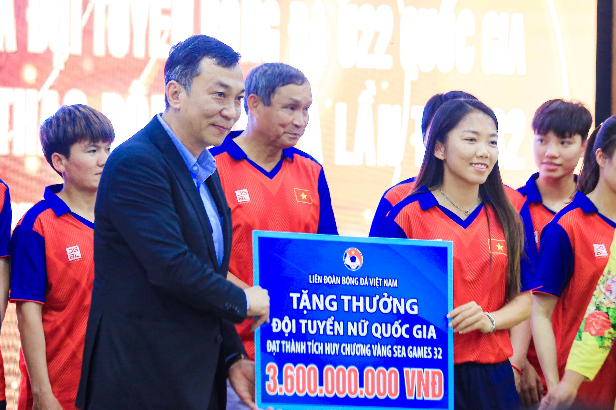 Đội tuyển bóng đá nữ nhận 5,6 tỉ đồng sau kỳ tích 4 lần liên tiếp vô địch SEA Games - Ảnh 1.