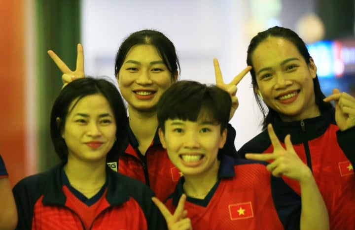 Pham Thi Hien pose joyeusement pour des photos. Toute l’équipe est très enthousiaste à l’idée de participer au 19e ASIAD à Hangzhou, en Chine.