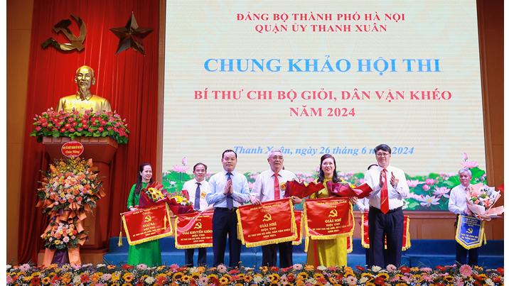 Los líderes del distrito de Thanh Xuan otorgaron 2 segundos premios a la Sra. Nguyen Thi Kim Ngoc, Secretaria de la célula del partido, directora de la escuela primaria Phan Dinh Giot (bajo el Comité del Partido del barrio de Thuong Dinh) y al Sr. Pham Duc Hanh, Secretario de la célula del partido del área residencial de Giap Nhat (bajo el Comité del Partido del barrio de Nhan Chinh).