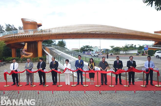 Les dirigeants municipaux et les diplomates ont inauguré la passerelle piétonne qui traverse la rue Nguyen Tat Thanh, devant l'hôtel Mikazuki. Photo : HOANG HIEP