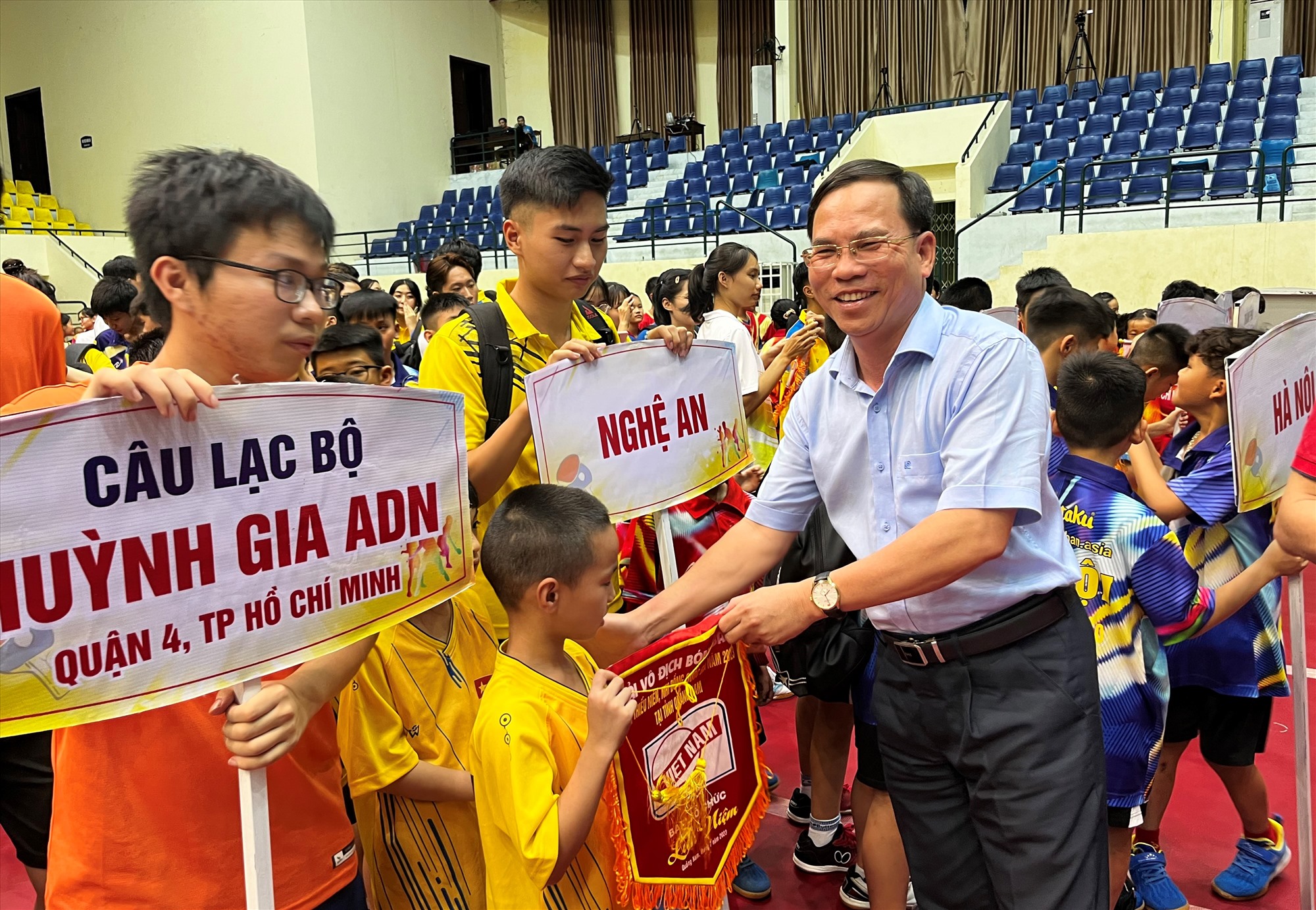 Der Direktor des Ministeriums für Kultur, Sport und Tourismus, Nguyen Thanh Hong, überreichte den Delegationen Souvenirflaggen. Foto: X.P