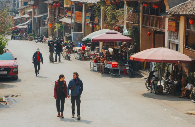 Ausländische Touristen spazieren durch die antike Stadt Dong Van. Foto: Xuan Phuong