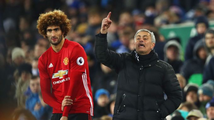 El entrenador José Mourinho y el centrocampista Marouane Fellaini durante su estancia en el Man Utd entre 2016 y 2018. Foto: IGNV