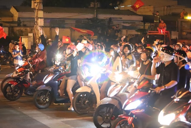 ホーチミン市のファンが「超暑い」夜通し祝う様々な方法（写真5）