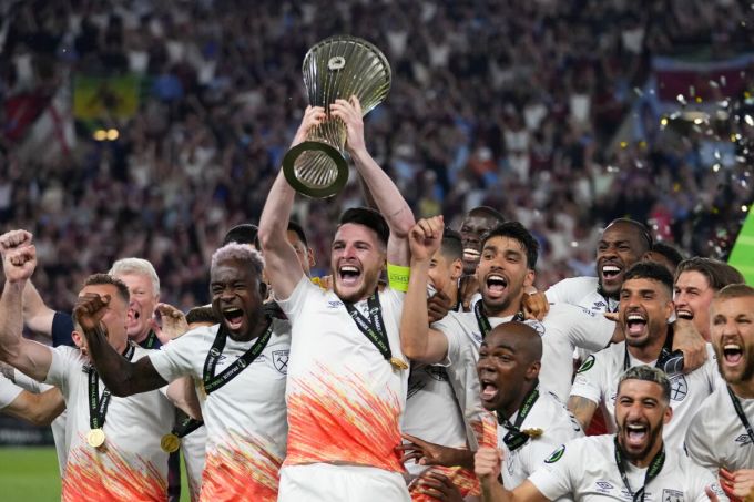 Đội trưởng Declan Rice cùng đồng đội nâng cao chiếc cup Europa Conference League trên sân Fortuna hôm 7/6. Ảnh: AP