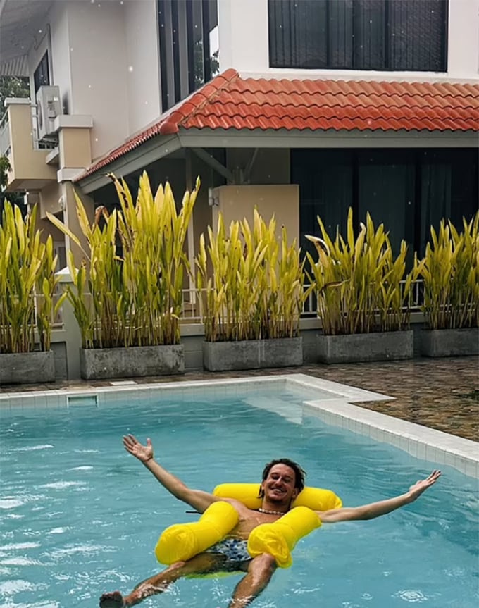 Richard Klein poses in the swimming pool at his rented villa in Chiang Mai. Photo: SWNS