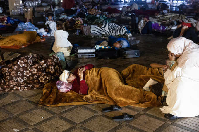 Marroquíes se refugian en las calles de Marrakech, la noche del 8 de septiembre. Foto: AFP