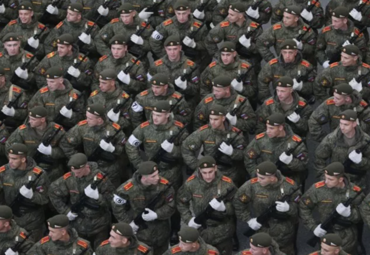 ロシア国家衛兵隊のメンバーが2023年5月4日にモスクワで行われる戦勝記念日パレードに向けてリハーサルを行っている。 （写真：ゲッティイメージズ）
