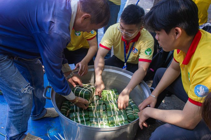 Un grupo de estudiantes participó en la envoltura de banh chung en el dormitorio de la Universidad de Finanzas y Marketing. Foto: UFM