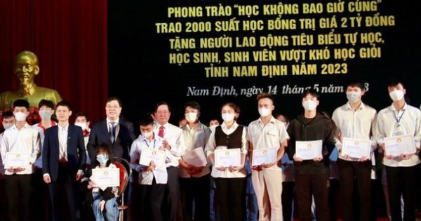 Trao 2.000 suất học bổng, phát động phong trào 'Học không bao giờ cùng'