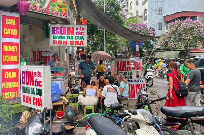 Am Morgen des 14. Mai stellte ein Restaurant in der Cau Go-Straße ein Schild auf den Bürgersteig und parkte Motorräder und Fahrräder auf der Straße. Foto: Giang Huy