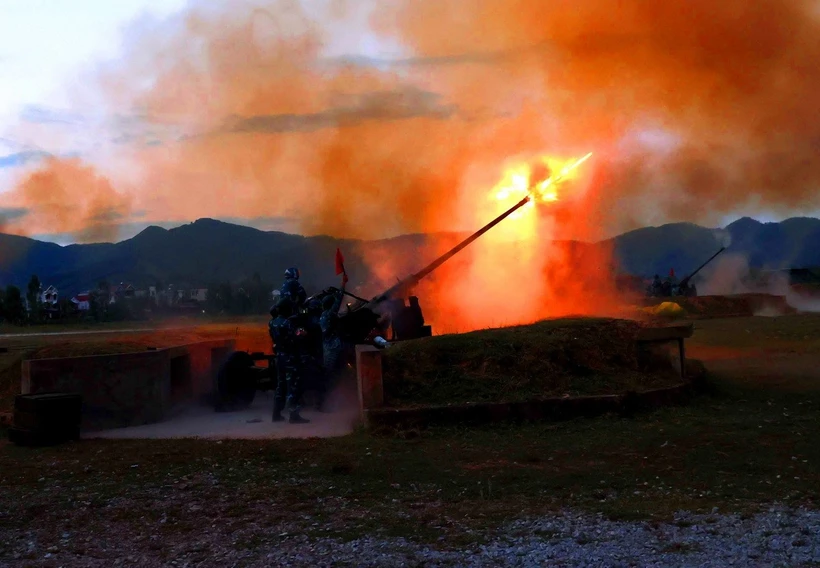 Au champ de tir TB1 (Bac Giang), la Défense aérienne - Force aérienne a organisé un exercice tactique de tir réel de la force de défense aérienne en 2024, avec la participation de 6 divisions de défense aérienne. (Photo : An Dang/VNA)