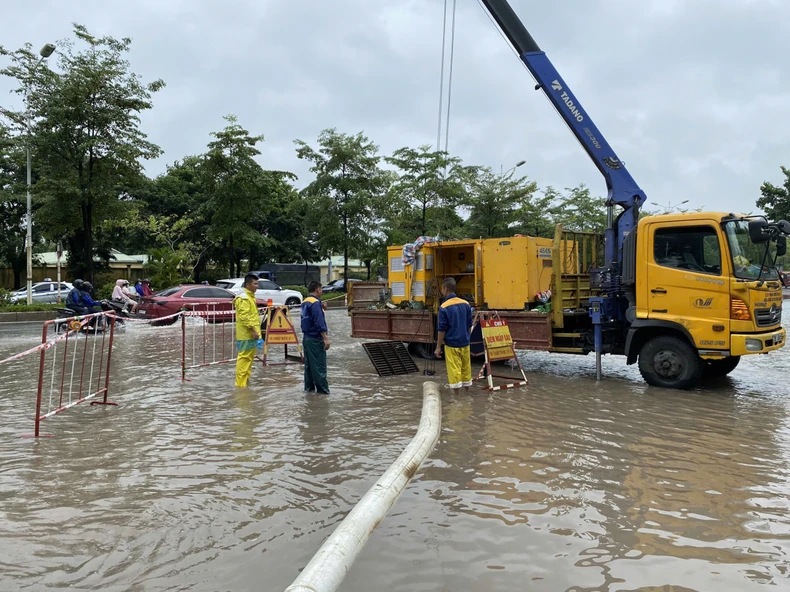 Die Überschwemmungen des Thao-Flusses überschreiten das historische Niveau, steigende Wasserstände des Roten Flusses wirken sich auf einige Gebiete in Hanoi aus, Foto 38