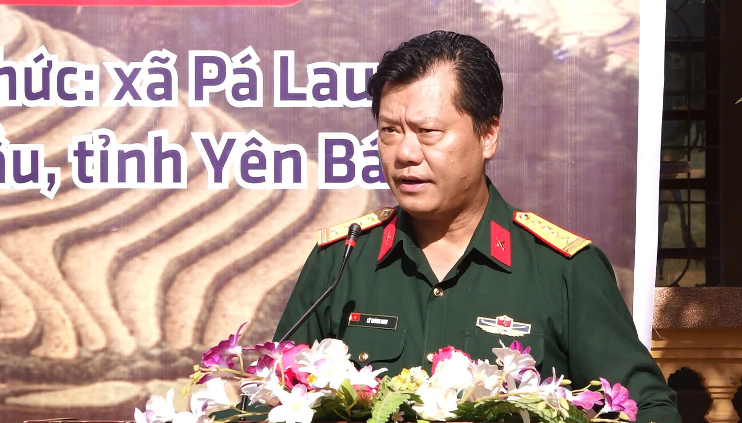 El coronel Le Thanh Nam, director del Banco Militar Comercial Conjunto, sucursal de Dien Bien Phu, encabezó la delegación.