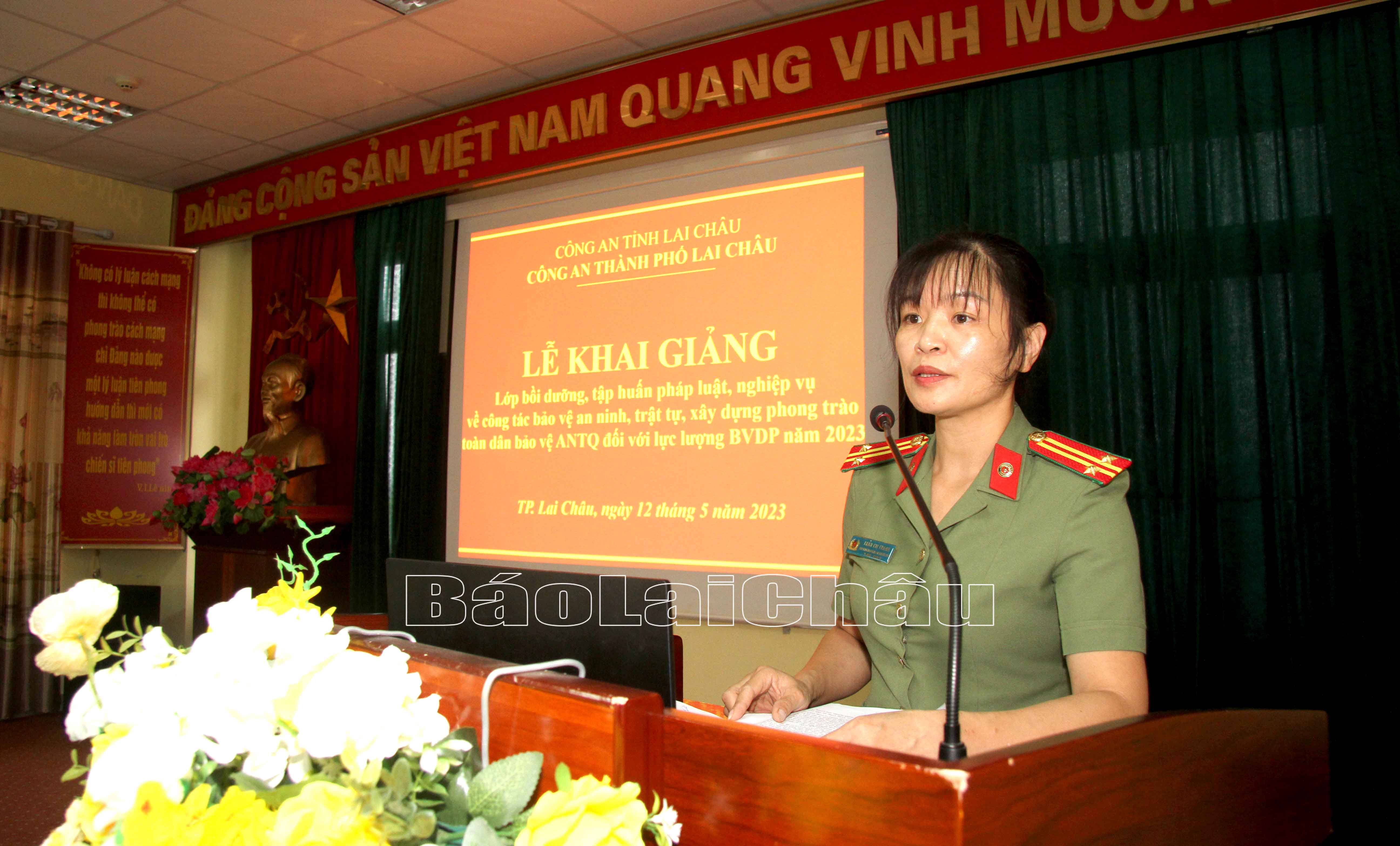Trung tá Trần Thị Thanh - Phó trưởng Công an thành phố phát biểu tại lớp bồi dưỡng, tập huấn pháp luật, nghiệp vụ.