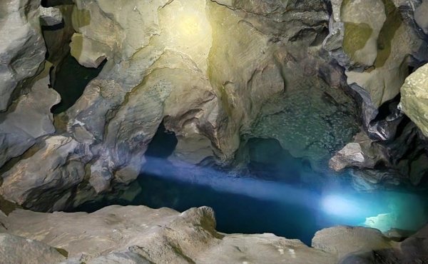 Una cueva en Thanh Hoa tiene agua subterránea fluyendo en su interior y muchas estalactitas brillantes.