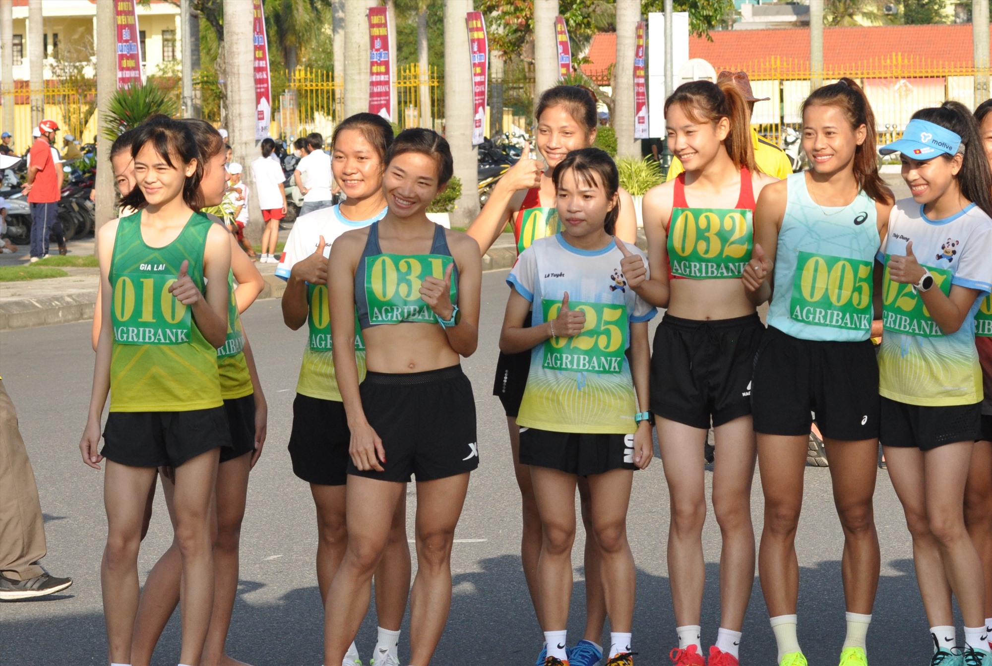 Nguyen Thi Oanh (number 31) and her competitors at the starting line of the 2022 Quang Nam Newspaper Cross Country Race. Photo: A.NHI