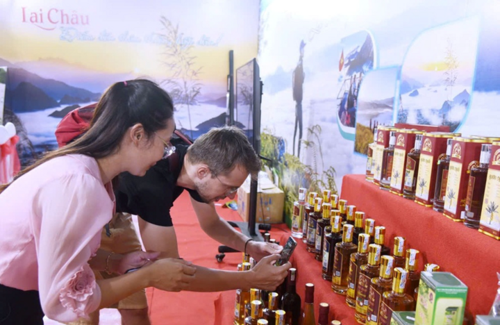 รสชาติและเอกลักษณ์: ผลิตภัณฑ์ OCOP ของ Lai Chau โดดเด่นในงาน Culture Week 2024 Hương vị và bản sắc: Sản phẩm OCOP Lai Châu tỏa sáng tại tuần văn hóa 2024