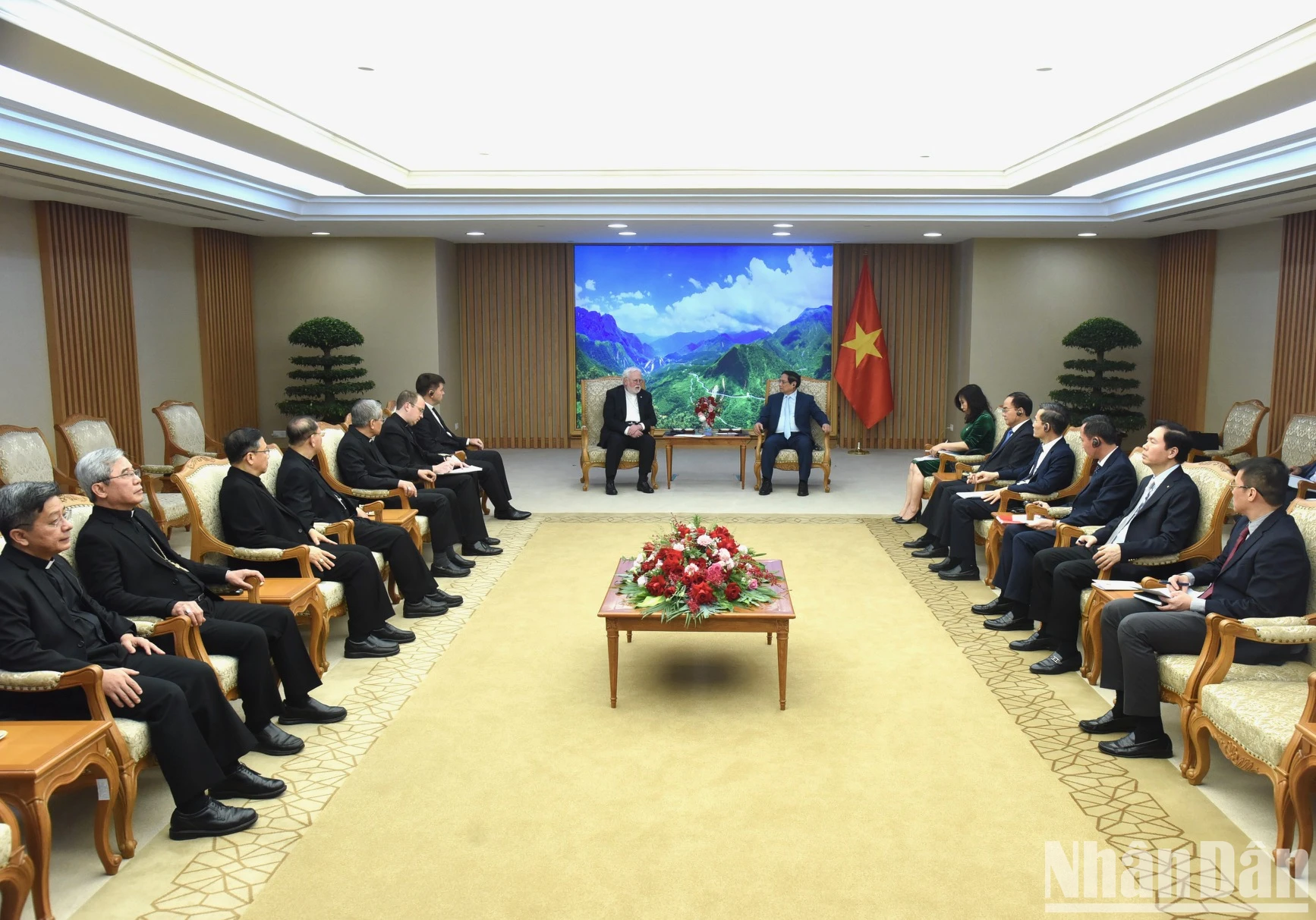 [Foto] El Primer Ministro Pham Minh Chinh recibe al Ministro de Asuntos Exteriores del Vaticano foto 1