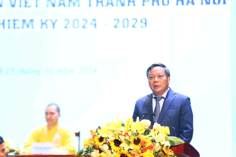 El subsecretario del Comité del Partido de Hanoi, Nguyen Van Phong, pronunció un discurso en el Congreso.