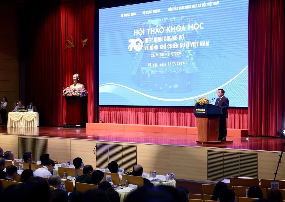 Prof. Dr. Nguyen Xuan Thang, Politburo member, Director of the Ho Chi Minh National Academy of Politics, Chairman of the Central Theoretical Council, delivered a speech. (Photo: Lam Khanh/VNA)