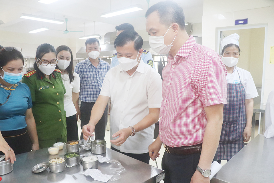 Équipe d'inspection de la sécurité alimentaire dans une école de Hanoi.