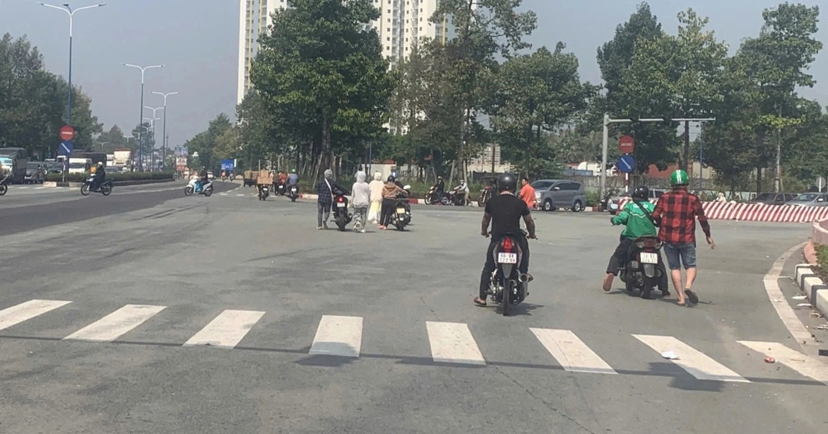 Die Ampeln in Binh Duong haben wieder Probleme, viele Leute schieben ihre Motorräder durch die Kreuzung