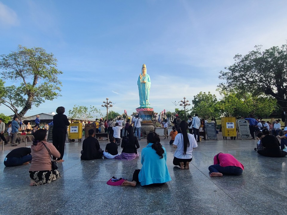 Quan ấm Phật Đ&agrave;i Nh&agrave; M&aacute;t Bạc Li&ecirc;u lu&ocirc;n thu h&uacute;t h&agrave;ng ng&agrave;n lượt kh&aacute;ch v&agrave;o dịp ng&agrave;y rằm, m&ugrave;ng 1 (Ho&agrave;ng Nam)