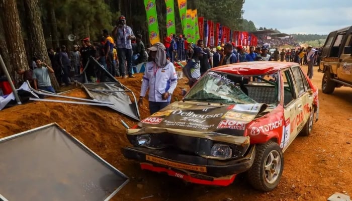 Une voiture de course percute des spectateurs, des dizaines de blessés et de morts