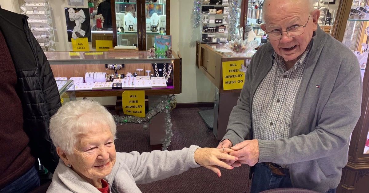 90-year-old man and woman remarry after nearly 50 years of divorce