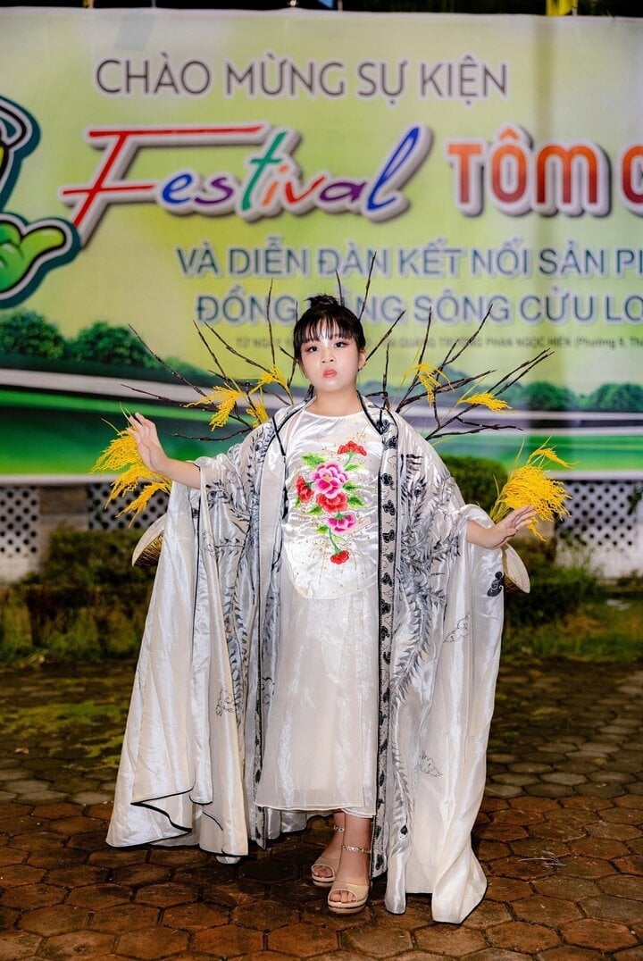 Nguyen Le Thuy Linh appeared in many fashion events.