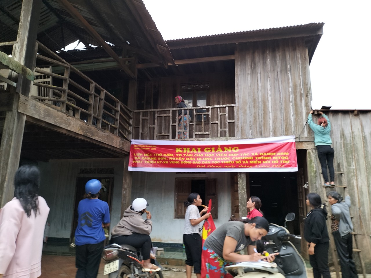 Lớp học dệt truyền thống mới ‘khai giảng’, hàng chục người dân học từ sáng đến khuya  - Ảnh 2.