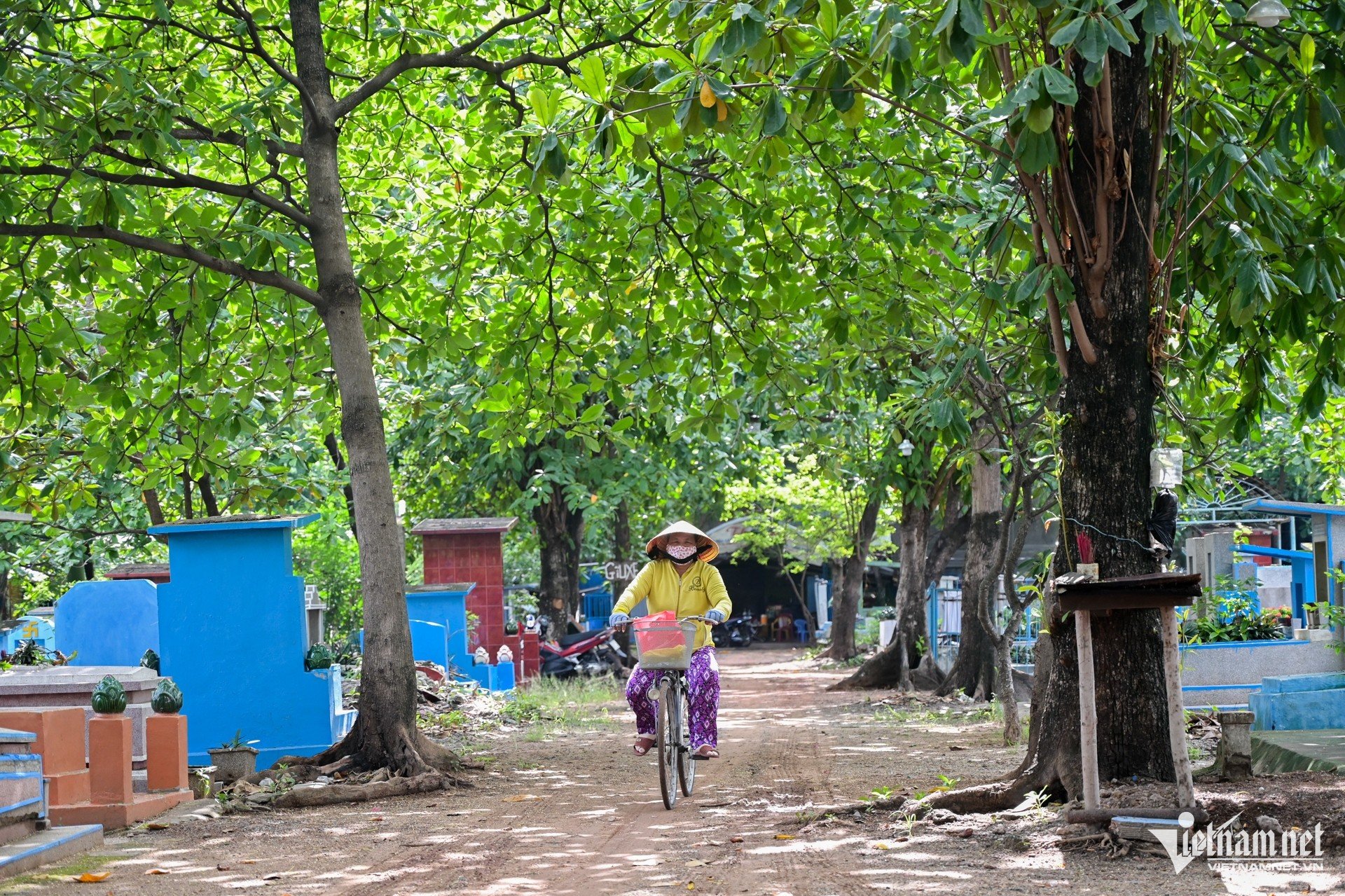 Close-up of the largest cemetery in Ho Chi Minh City, about to become a school and park photo 7