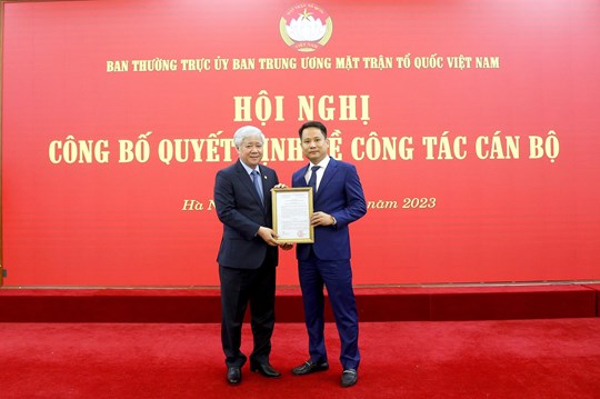 Journalist Truong Thanh Trung was appointed editor-in-chief of the magazine Mat Tran Hinh 1.