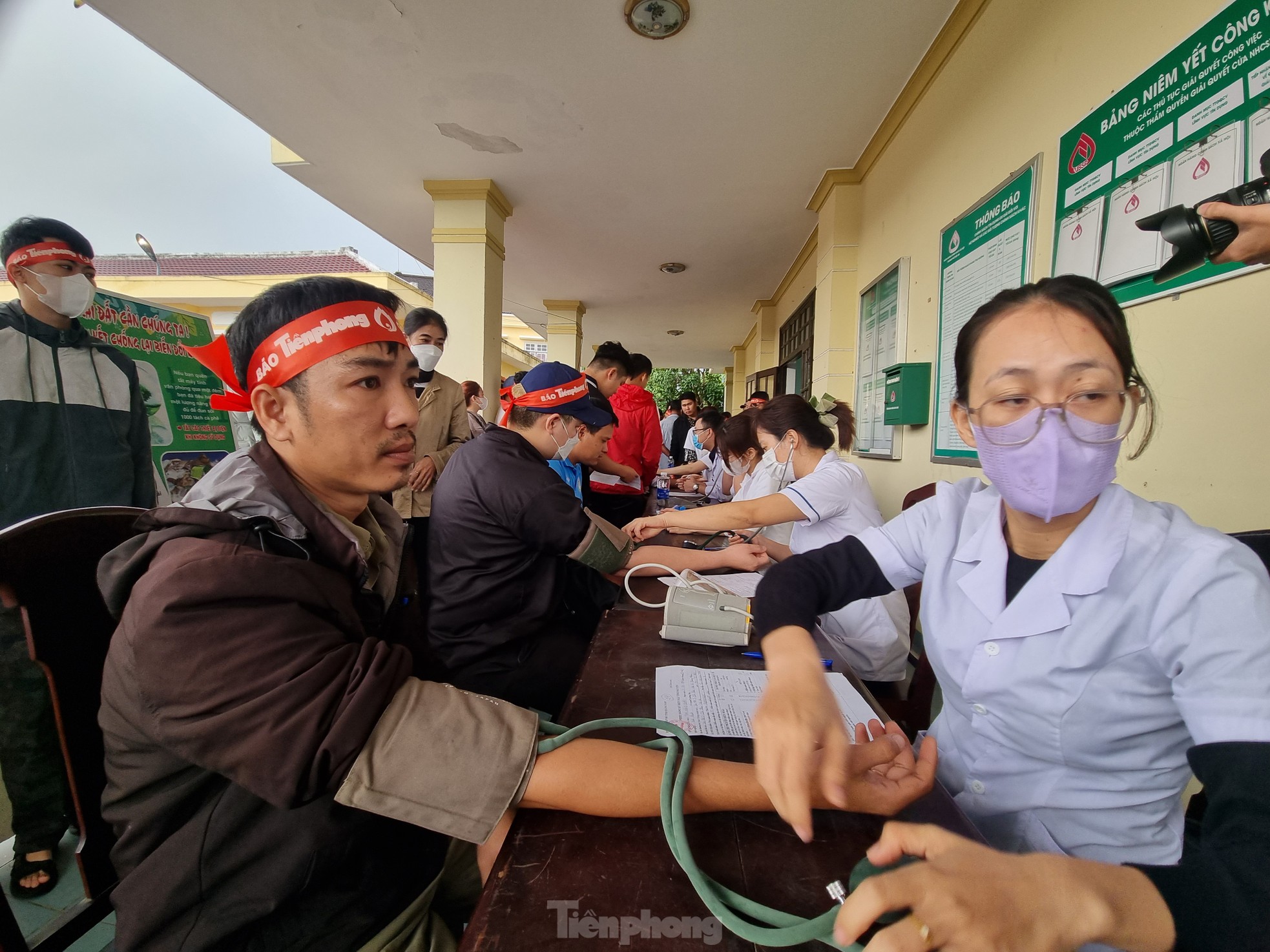 Hoi An ancient town residents brave the rain to donate blood on Red Sunday photo 6