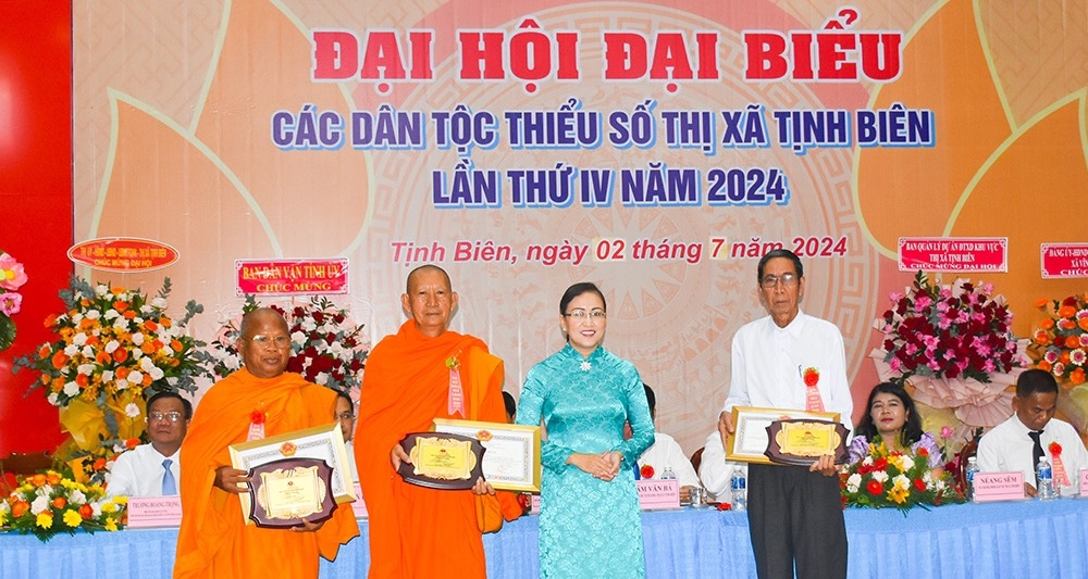 Các cá nhân, tập thể được tặng giấy khen vì có nhiều thành tích trong giai đoạn 2019-2024