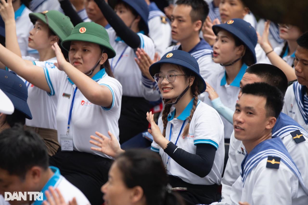 Hơn 200 thanh niên, sinh viên rưng rưng niềm tự hào tới thăm Trường Sa - 12