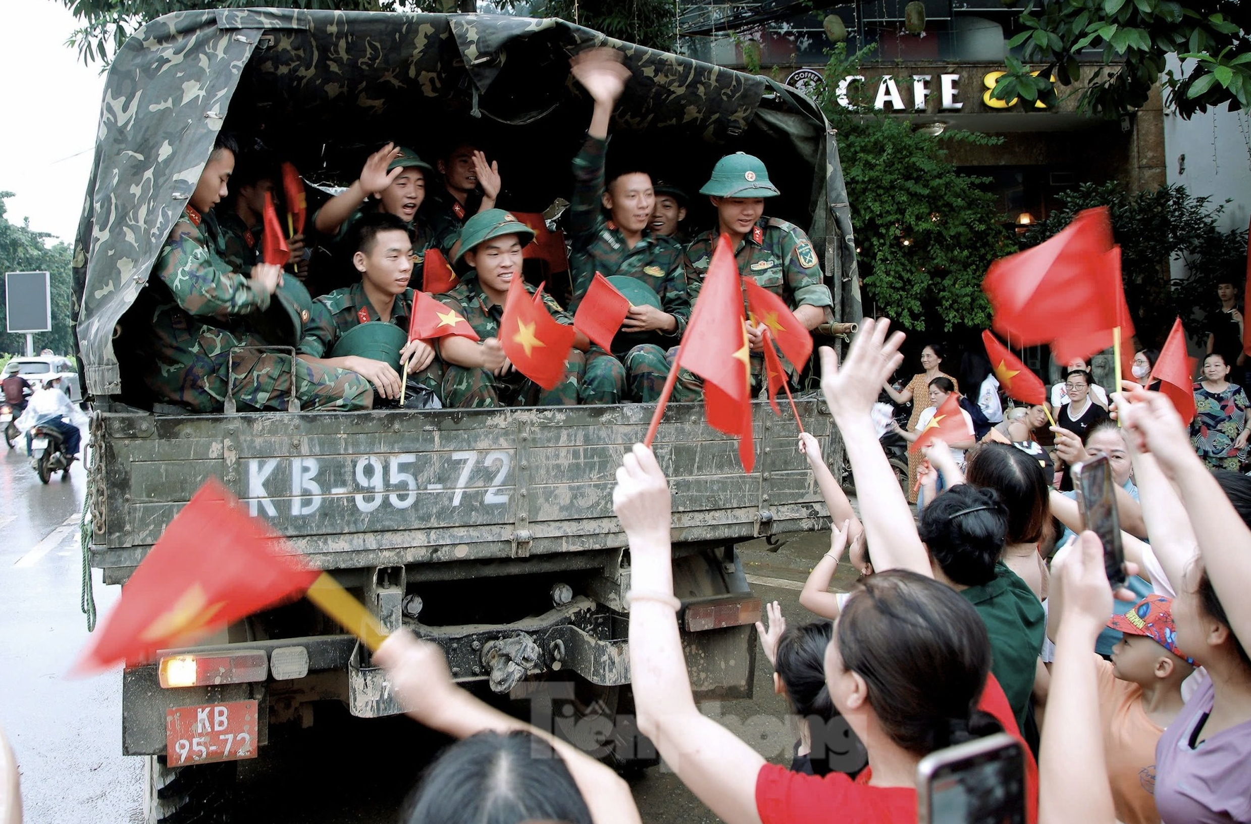 Images touchantes des habitants de Yen Bai tenant des drapeaux et des fleurs pour dire adieu aux soldats