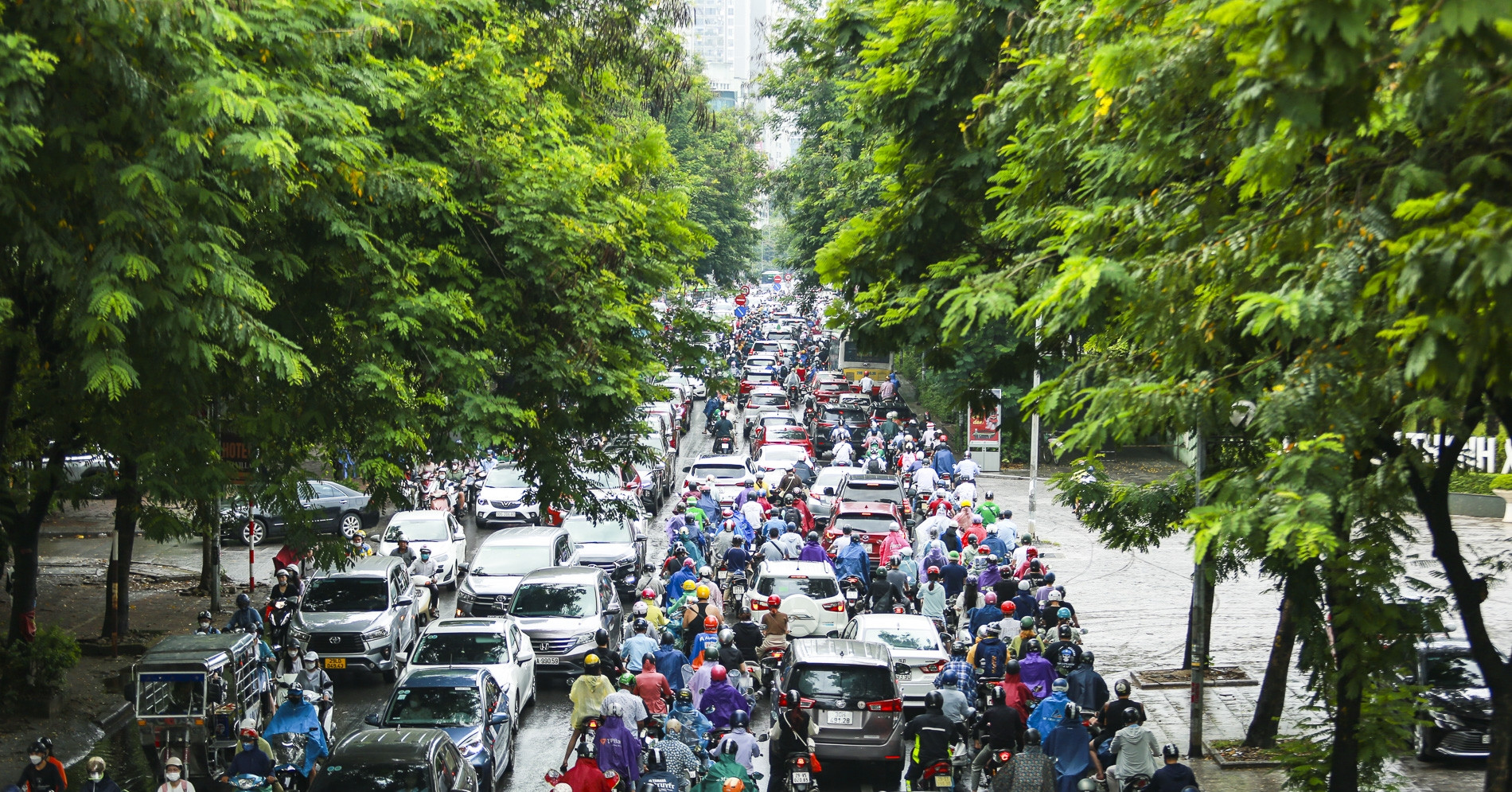 ฮานอยต้อนรับ&amp;apos;ฝนทอง&amp;apos; อากาศเย็นสบาย ถนนหลายสายมีรถติด