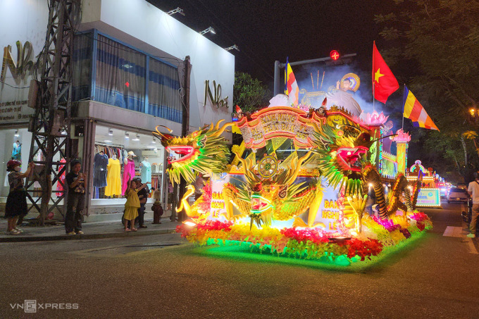 La voiture de mariage est décorée d'images de dragon accrocheuses. Photo : Vo Thanh