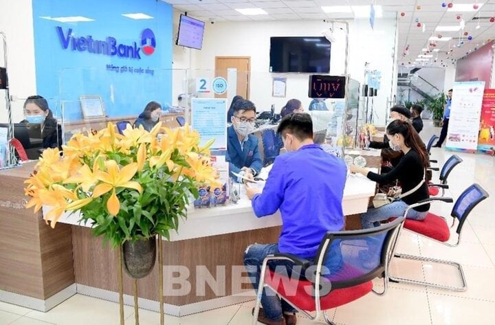 Khách hàng giao dịch tại Vietinbank. (Ảnh: Bnews)