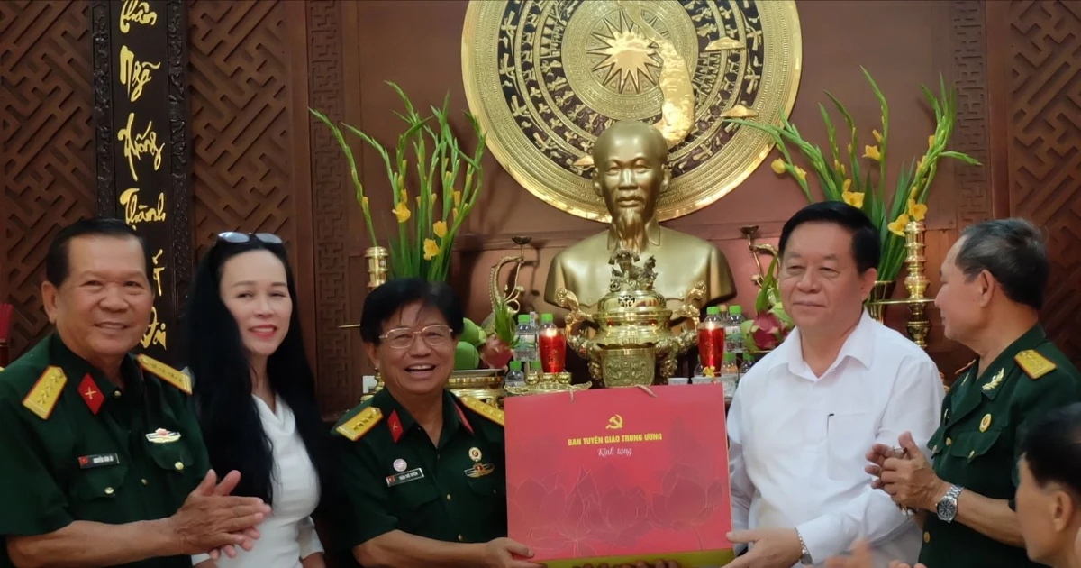 Le chef du Département central de la propagande a rendu visite à l'Association de soutien aux familles des martyrs de Ho Chi Minh-Ville et lui a adressé ses vœux de Nouvel An