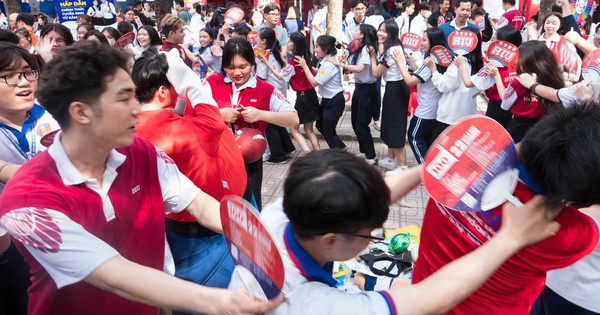 ‘Đua tài’ văn nghệ, không ngừng hát nhảy tưng bừng