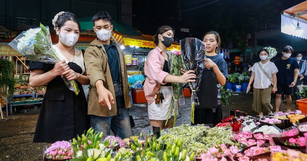 Los precios son tres veces más altos de lo habitual, pero los hombres todavía "buscan" cada puesto de flores en Quang Ba para comprar regalos para sus esposas y amantes.