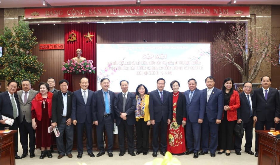 La miembro del Politburó, secretaria del Comité del Partido de la ciudad, Bui Thi Minh Hoai, y los líderes de la ciudad se tomaron fotos de recuerdo con los delegados en la reunión.