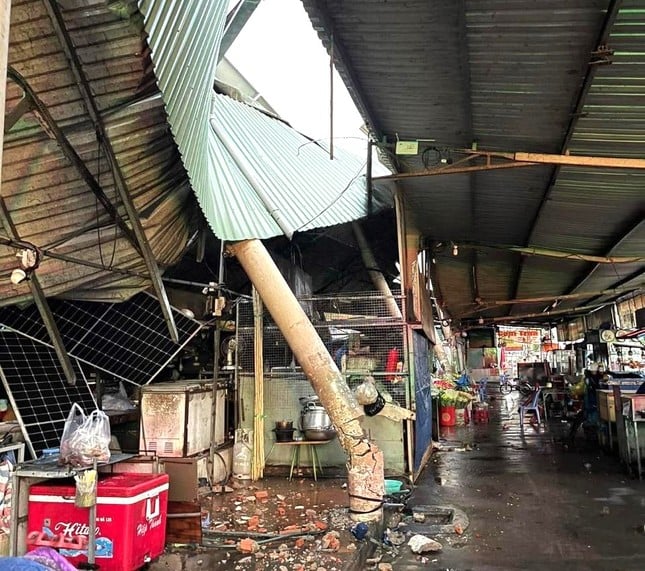 Starker Regen lässt Markt in Binh Duong einstürzen, Menschen geraten in Panik und fliehen Foto 3