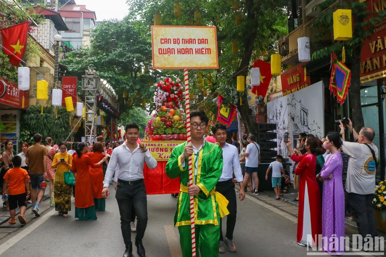 [Photo] Bustling traditional procession of Kim Ngan Communal House Festival photo 2