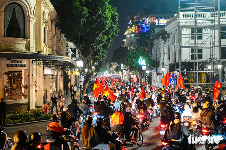 Công an Hà Nội khuyến nghị người dân khi tham gia lễ diễu hành rước cúp vô địch ASEAN Cup - Ảnh 1.