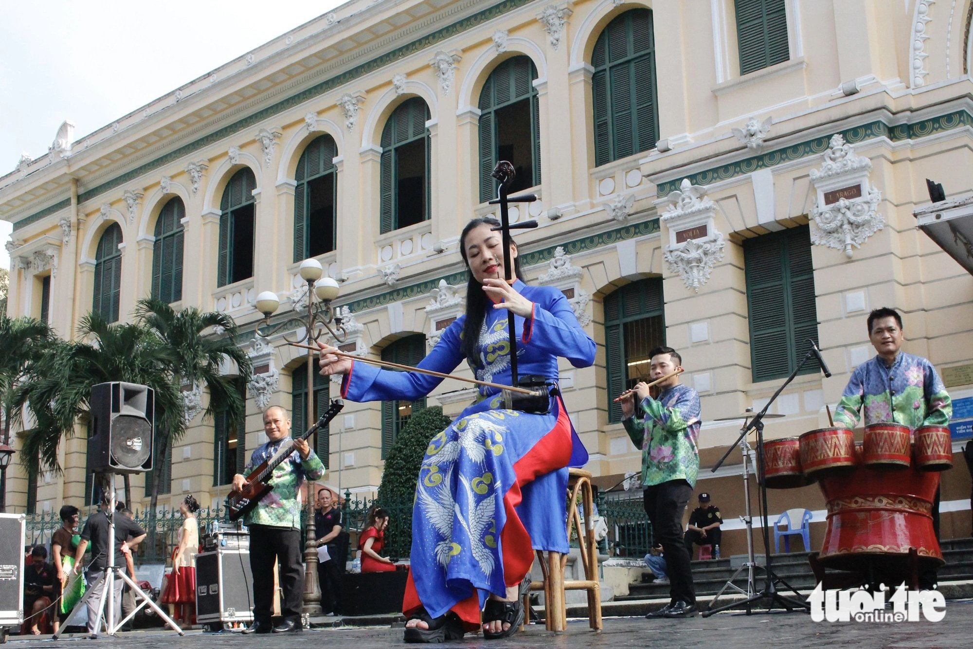 Sinh viên Trường đại học Nguyễn Tất Thành tác nghiệp ảnh báo chí trước Bưu điện TP.HCM - Ảnh 2.