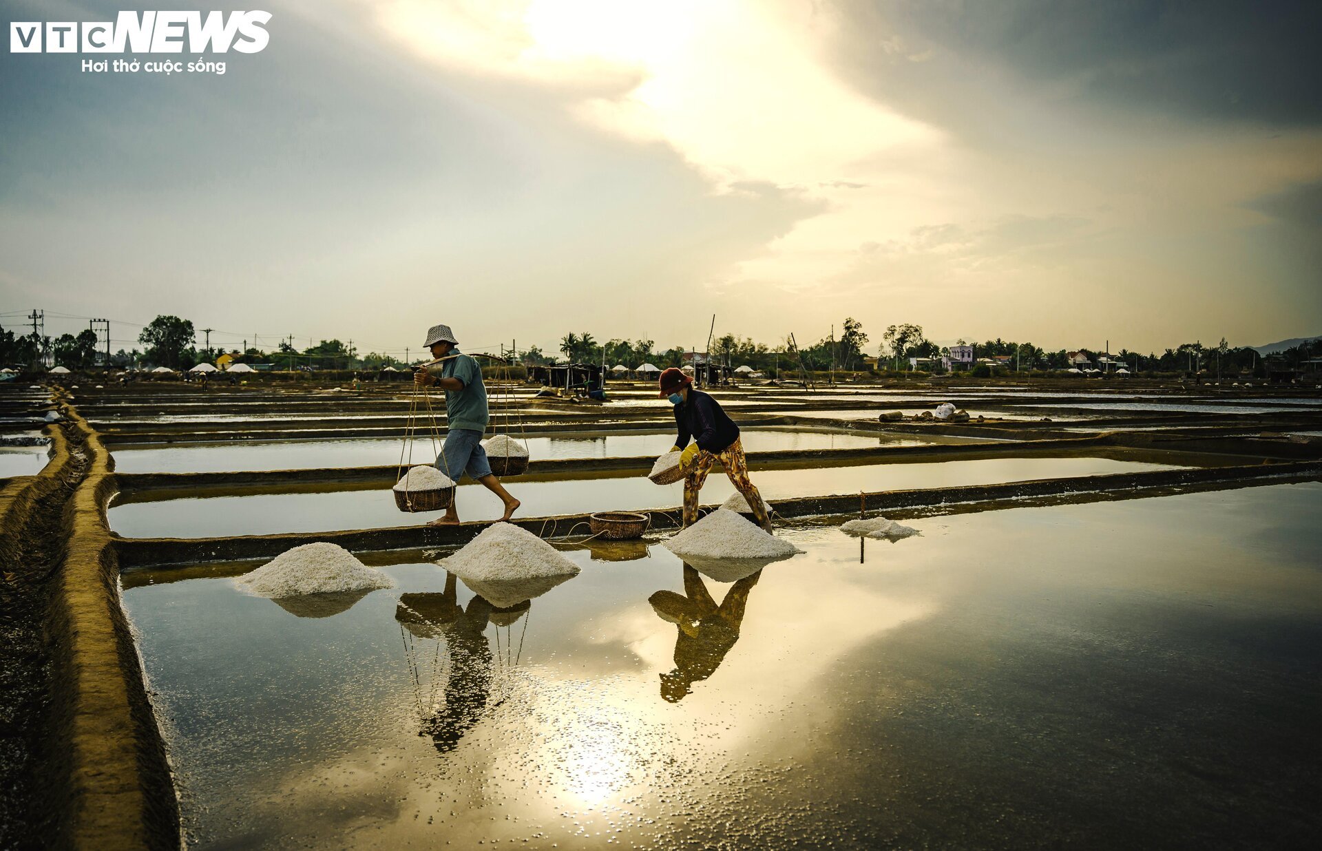 People 'carrying the sun' on the white salt fields in Binh Dinh - 8